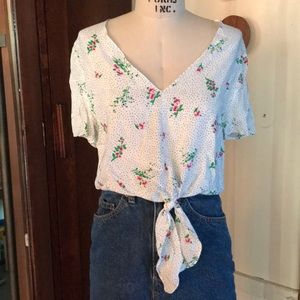 VACATE Tie-Front Floral Top. Small 💐